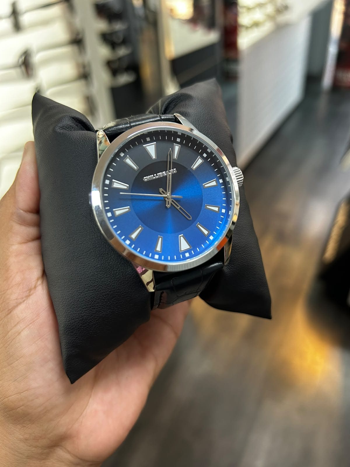 Relógio masculino com mostrador azul e pulseira de couro