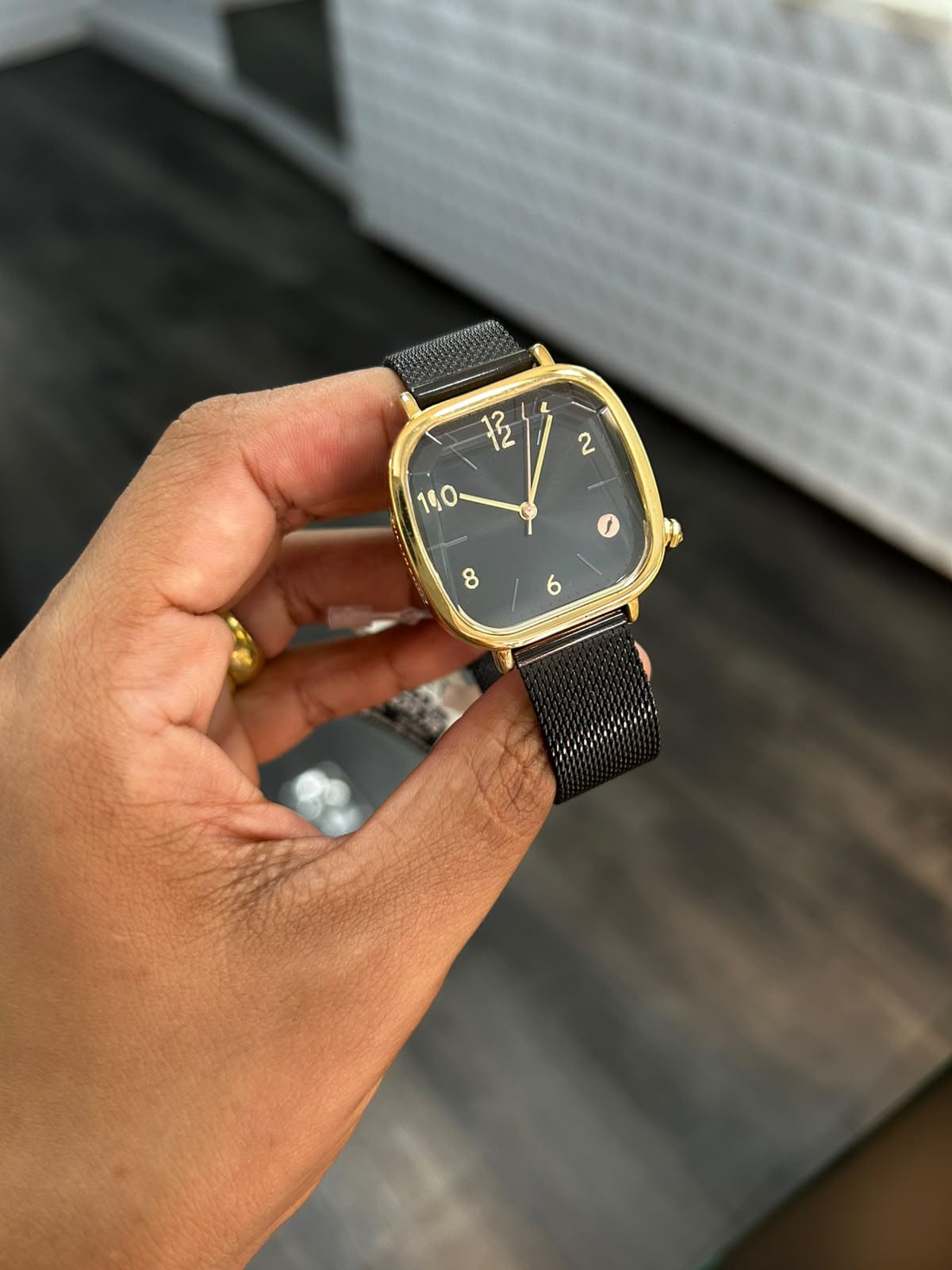 Relógio feminino quadrado preto e dourado 3 ATM