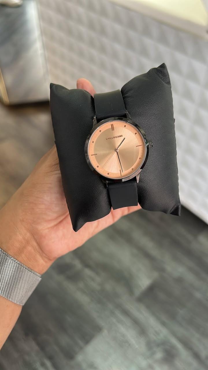 Relógio feminino com caixa redonda e pulseira preta