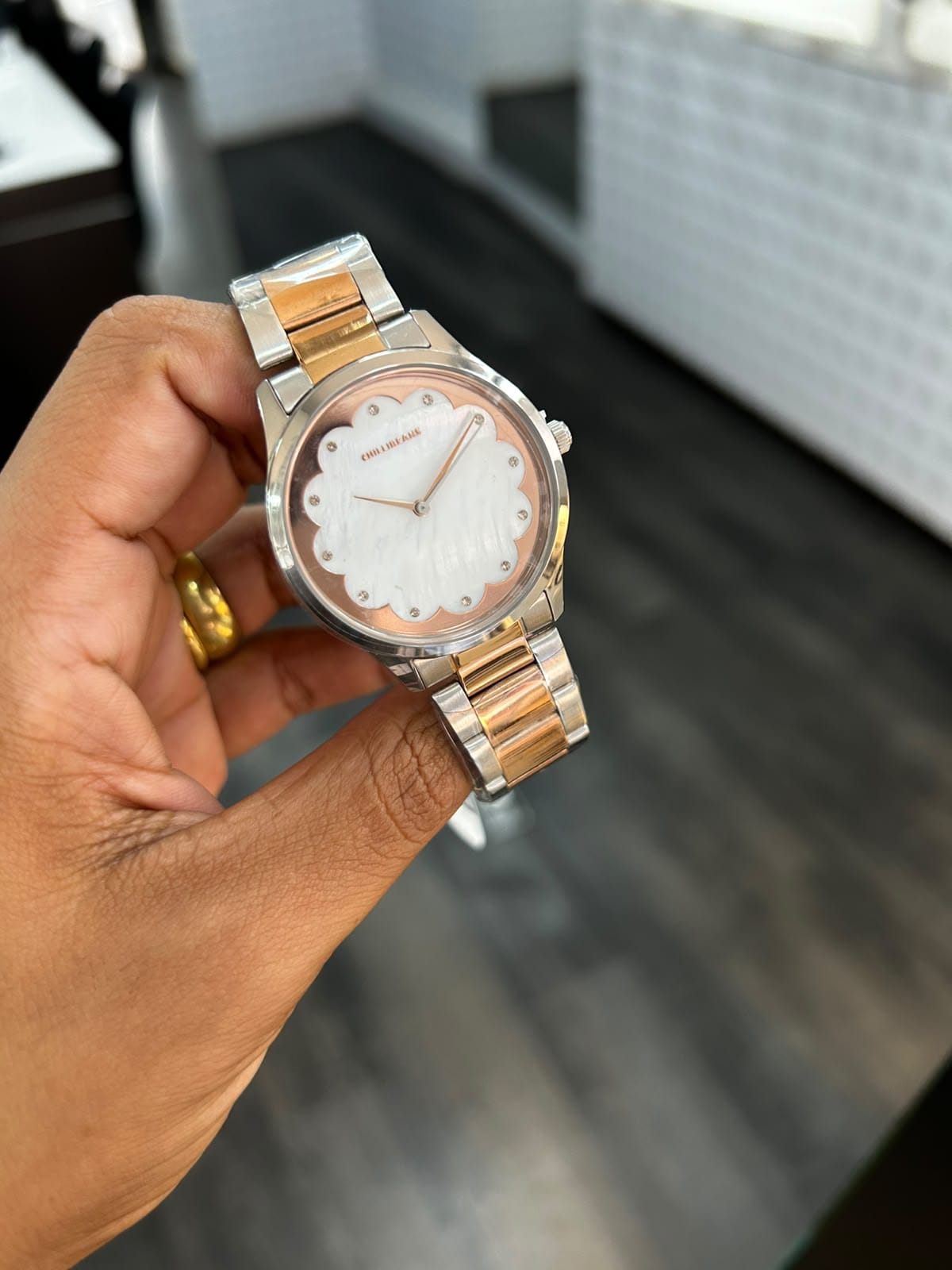Relógio feminino prateado com detalhes rosê e resistência 3 ATM