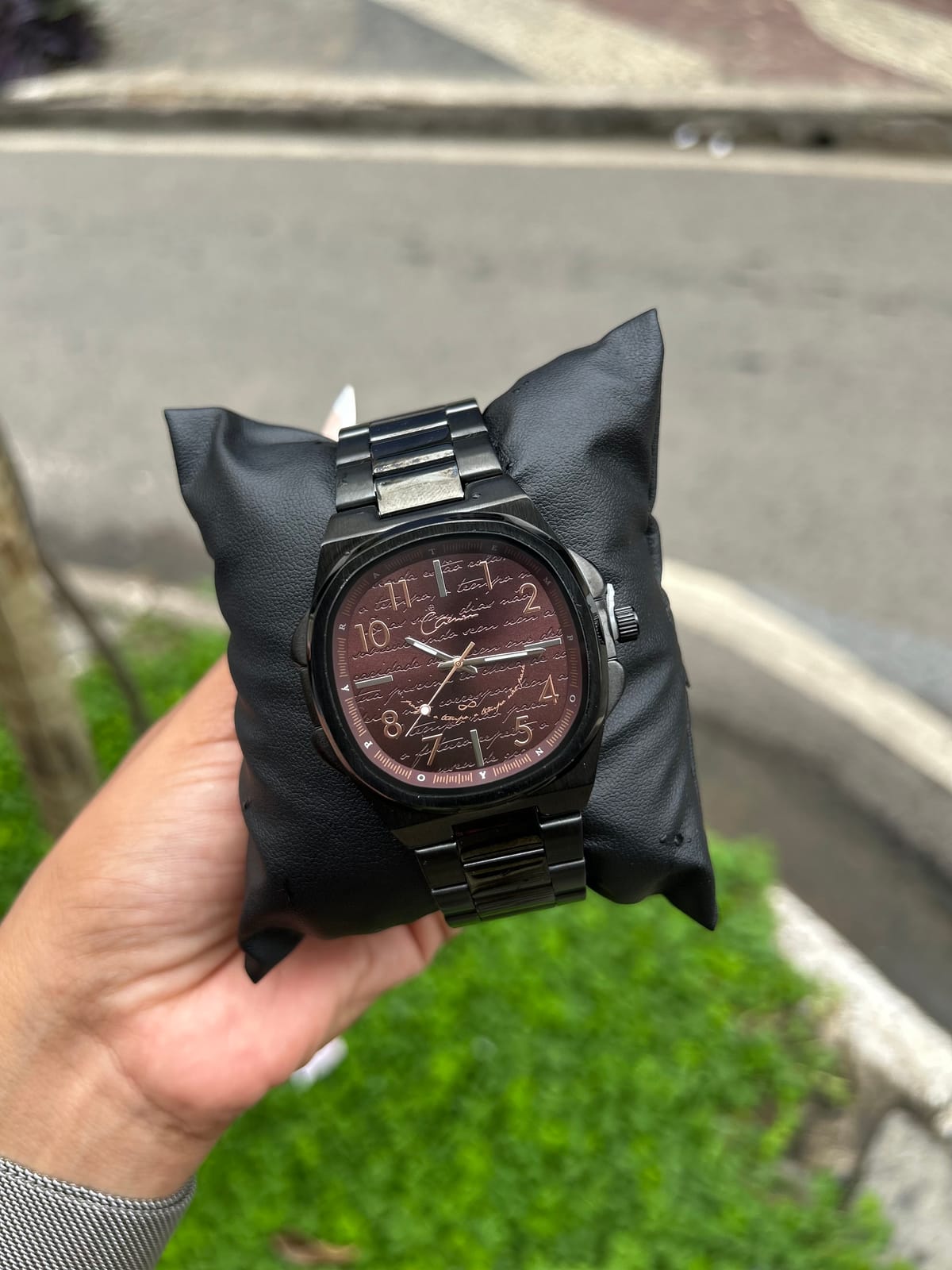 Relógio Rockfellas Cazuza preto com mostrador O Tempo Não Para
