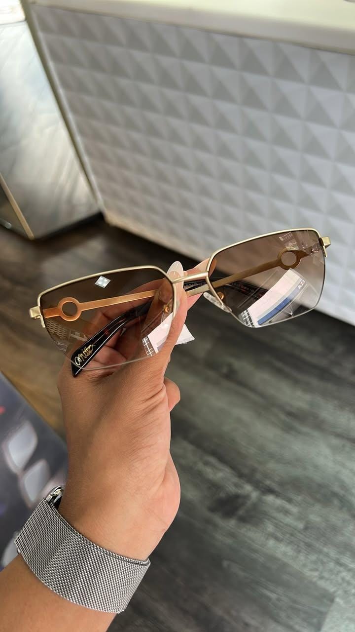 Óculos de sol feminino dourado com lentes marrom degradê