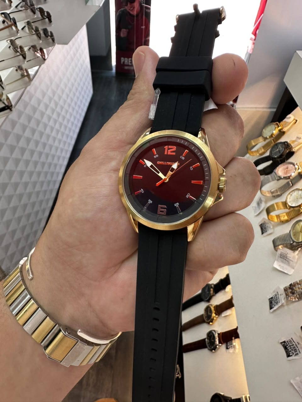 Relógio masculino dourado e preto
