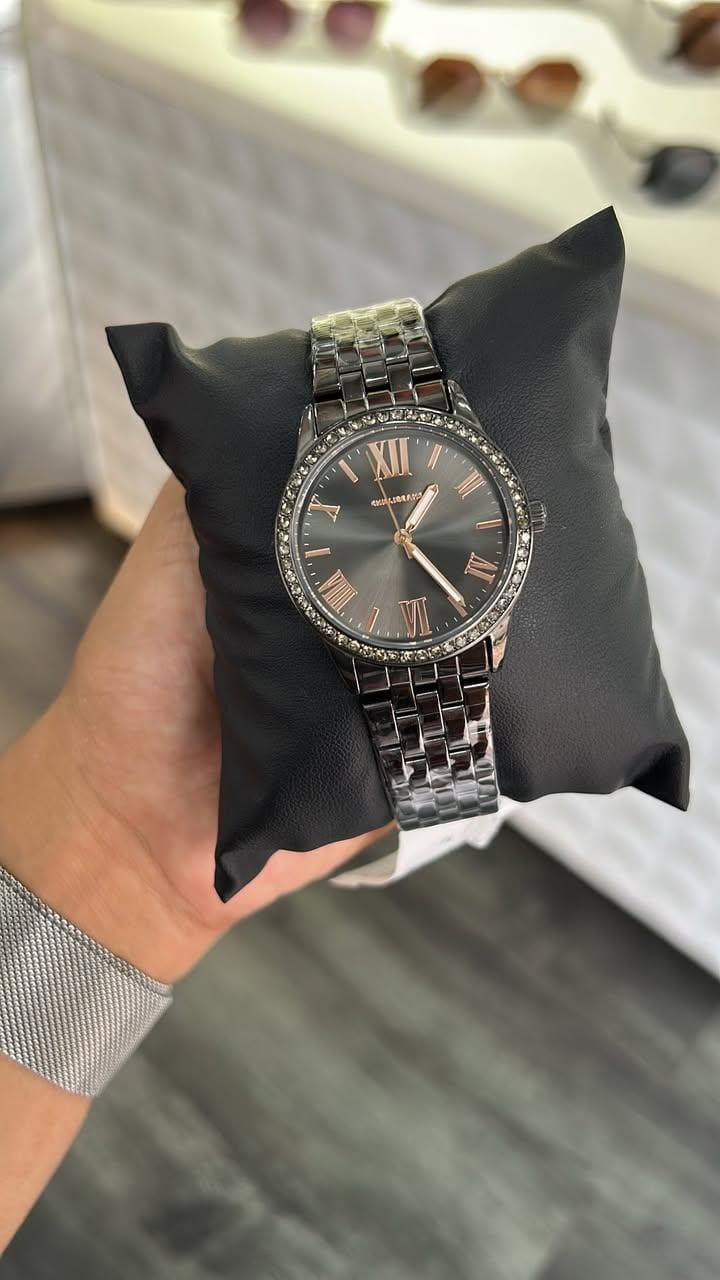 Relógio feminino redondo com fundo preto e pulseira ônix