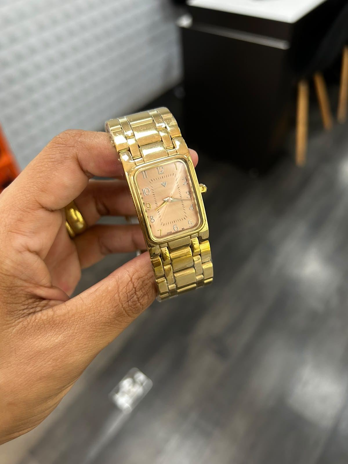 Relógio feminino dourado estilo bracelete resistente à água