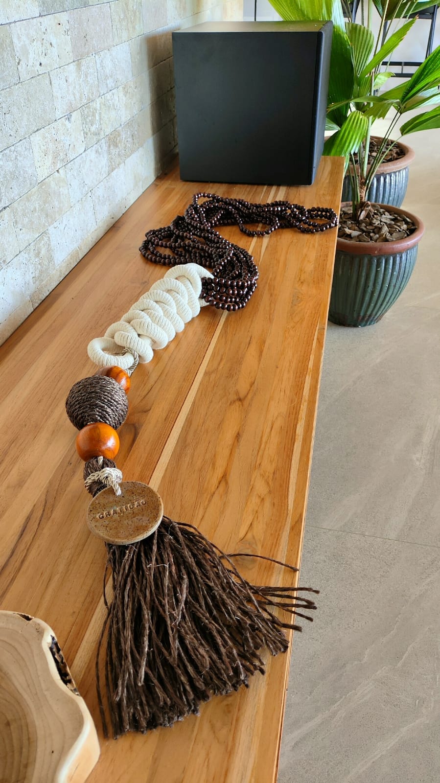 Colar de mesa decorativo artesanal em madeira e cerâmica
