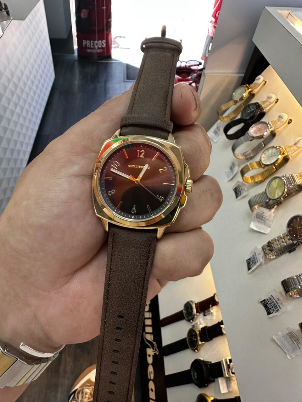 Relógio masculino dourado com mostrador marrom e pulseira de couro